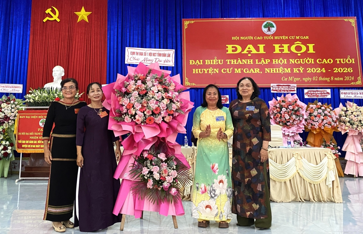 Hội NCT các huyện trong Cụm thi đua tặng hoa chúc mừng Đại hội