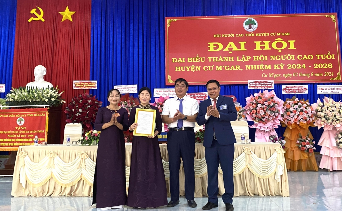 Lãnh đạo huyện Cư M'gar trao Quyết đinh cho phép thành lập Hội NCT huyện