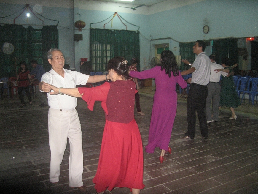 Ông Ngọc (quần, áo trắng) và vợ tại sân tập.