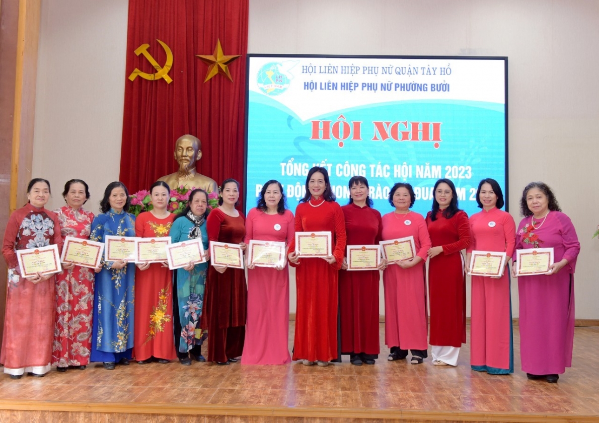 Bà Nguyễn Thị Lương (thứ 4 từ phải sang) được Hội LHPN phường Bưởi khen thưởng