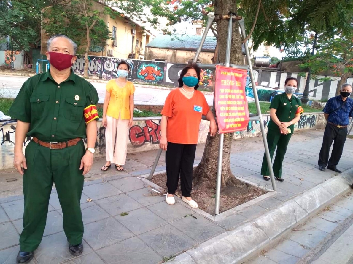 Chi hội Phụ nữ và Chi hội NCT số 6 phường Bưởi tham gia phòng chống dịch bệnh Covid-19