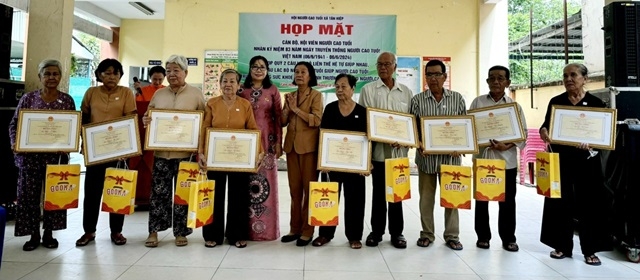  BĐD Hội NCT huyện tặng quà cho NCT có hoàn cảnh khó trên địa bàn huyện, nhân dịp ngày Truyền thống NCT Việt Nam (6/6).