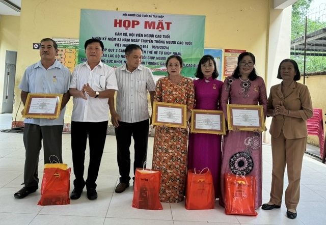 BĐD Hội NCT huyện tặng quà cho NCT có hoàn cảnh khó trên bàn xã Tân Hiệp.