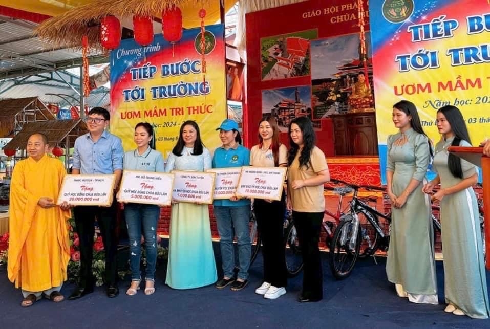 Bình Thuận: Trao 260 phần quà cho người mù, học sinh học khá, giỏi