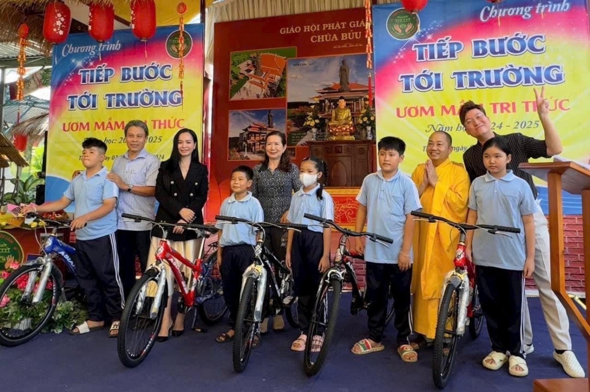 Bình Thuận: Trao 260 phần quà cho người mù, học sinh học khá, giỏi