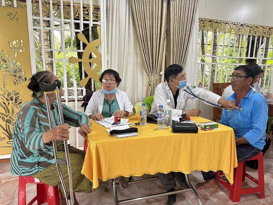 Khám, cấp thuốc miễn phí cho các đối tượng chính sách và người cao tuổi