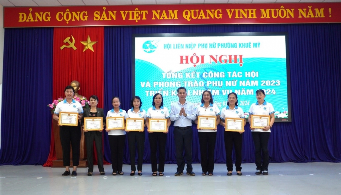 Bà Nguyễn Thị Diện (thứ 4 từ trái sang) được Hội LHPN phường khen thưởng