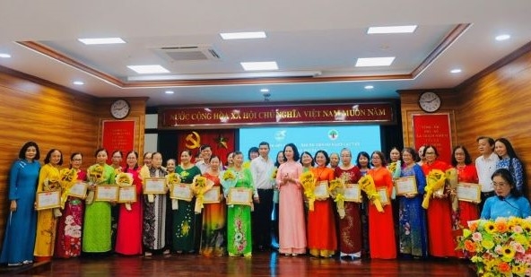 UBND TP Đà Nẵng và Hội LHPN thành phố khen thưởng, tôn vinh 27 hội viên phụ nữ tiêu biểu