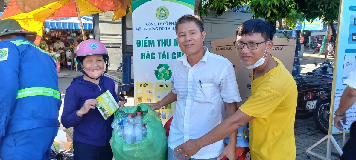 Bà Nguyễn Thị Diện thu gom rác thải tái chế bán lấy tiền gây quỹ