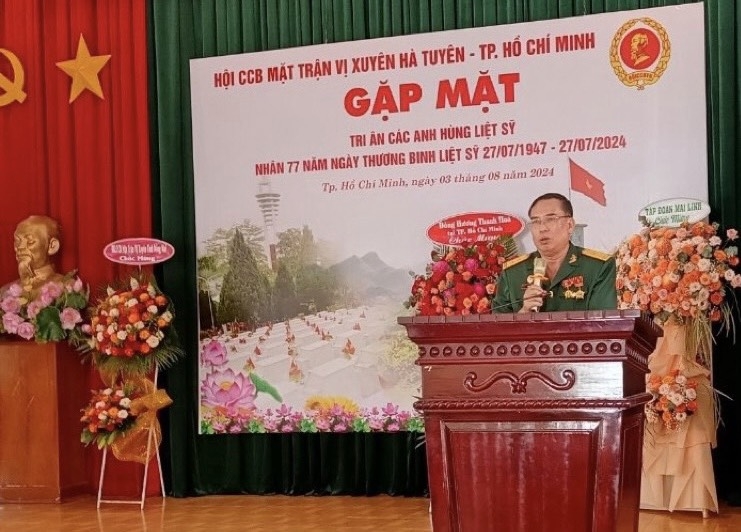 Trung tá Nguyễn Hữu Hà - Trưởng ban Liên lạc Cựu chiến binh Mặt trận Vị Xuyên - Hà Tuyên tại Thành phố Hồ Chí Minh phát biểu khai mạc (ảnh Hoàng Tuấn).