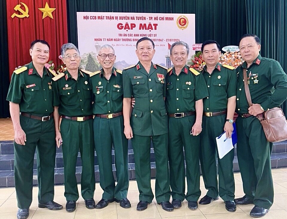 Ban liên lạc Mặt Hội Cựu chiến binh Mặt trận Vị Xuyên - Hà Tuyên tại Thành phố Hồ Chí Minhchụp hình với chỉ huy mặt trận.