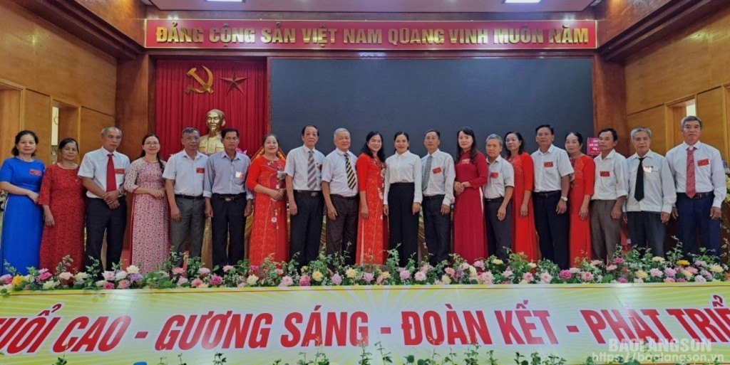 Các đại biểu chúc mừng Đại hội thành lập Hội NCT huyện Lộc Bình