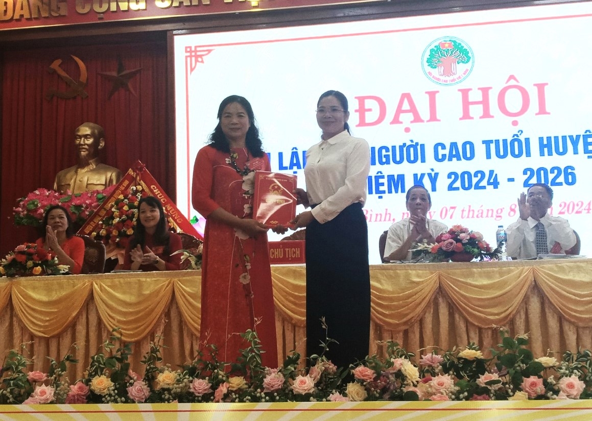 Lãnh đạo huyện Lộc Bình, tỉnh Lạng Sơn trao Quyết định thành lập Hội NCT huyện