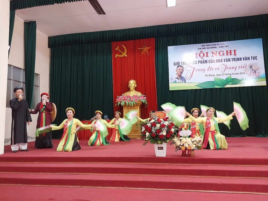 Một tiết mục văn nghệ chào mừng Hội nghị.