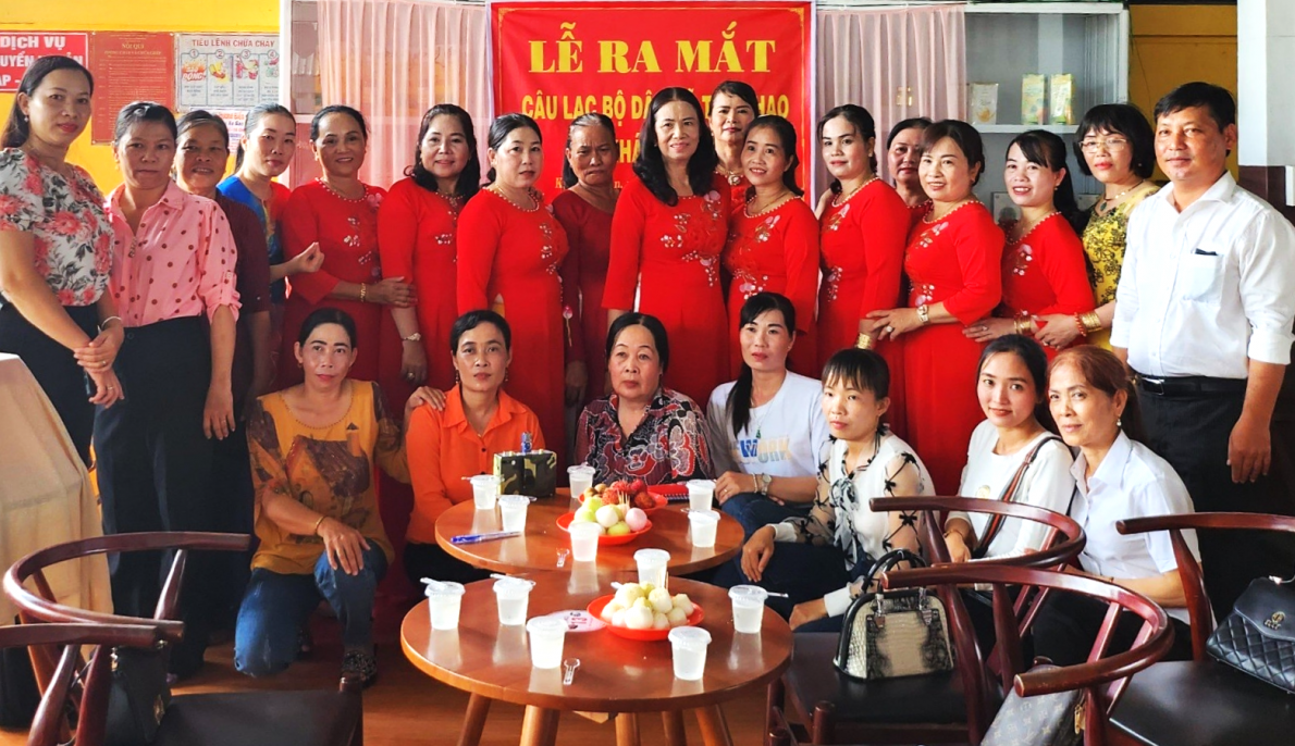 CLB Dân vũ thể thao xã Khánh Thuận, huyện U Minh do bà Điệp Hồng Đoan làm Chủ nhiệm hoạt động sôi nổi