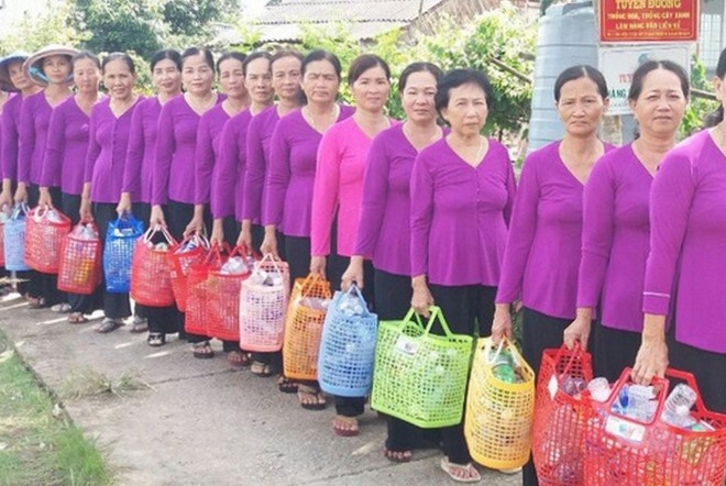 Mô hình phụ nữ đi chợ bằng làn nhựa góp phần bảo vệ môi trường ở huyện Trần Văn Thời, tỉnh Cà Mau