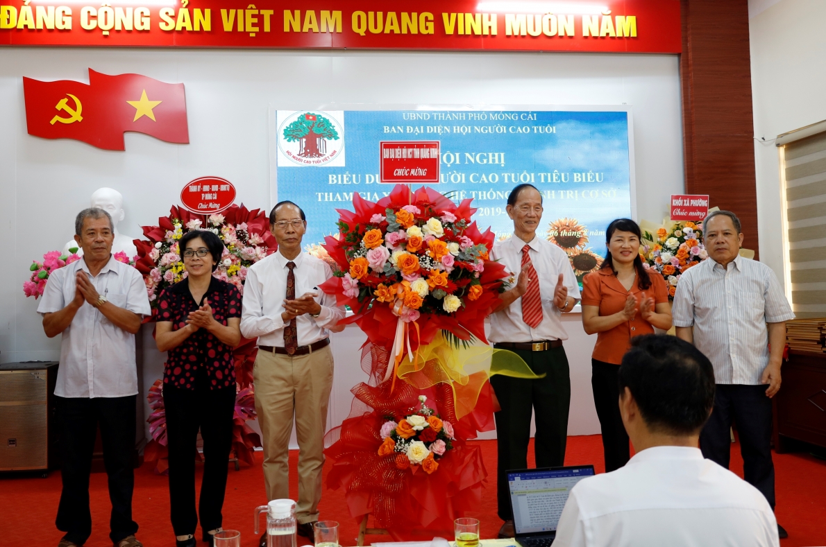 Lãnh đạo Hội NCT tỉnh Quảng Ninh tặng hoa chúc mừng Hội nghi