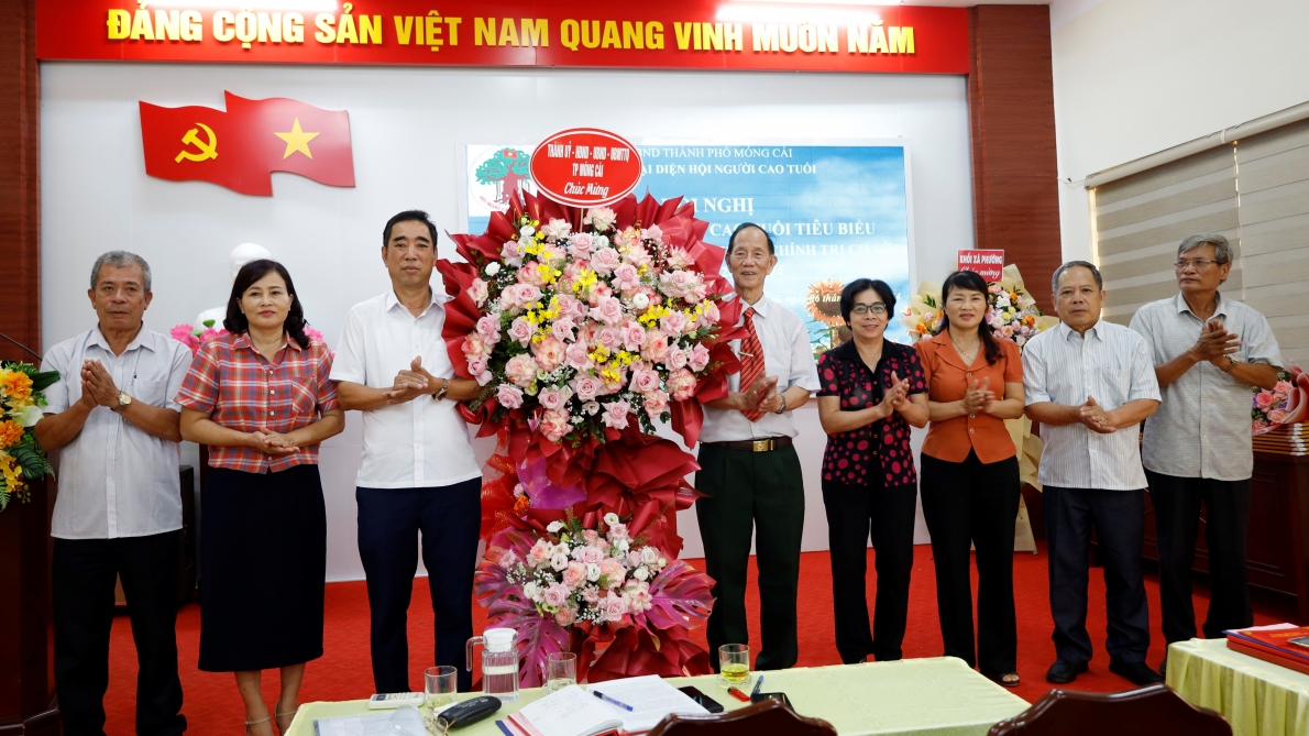 Lãnh đạo TP Móng Cái tặng hoa chúc mừng Hội nghị
