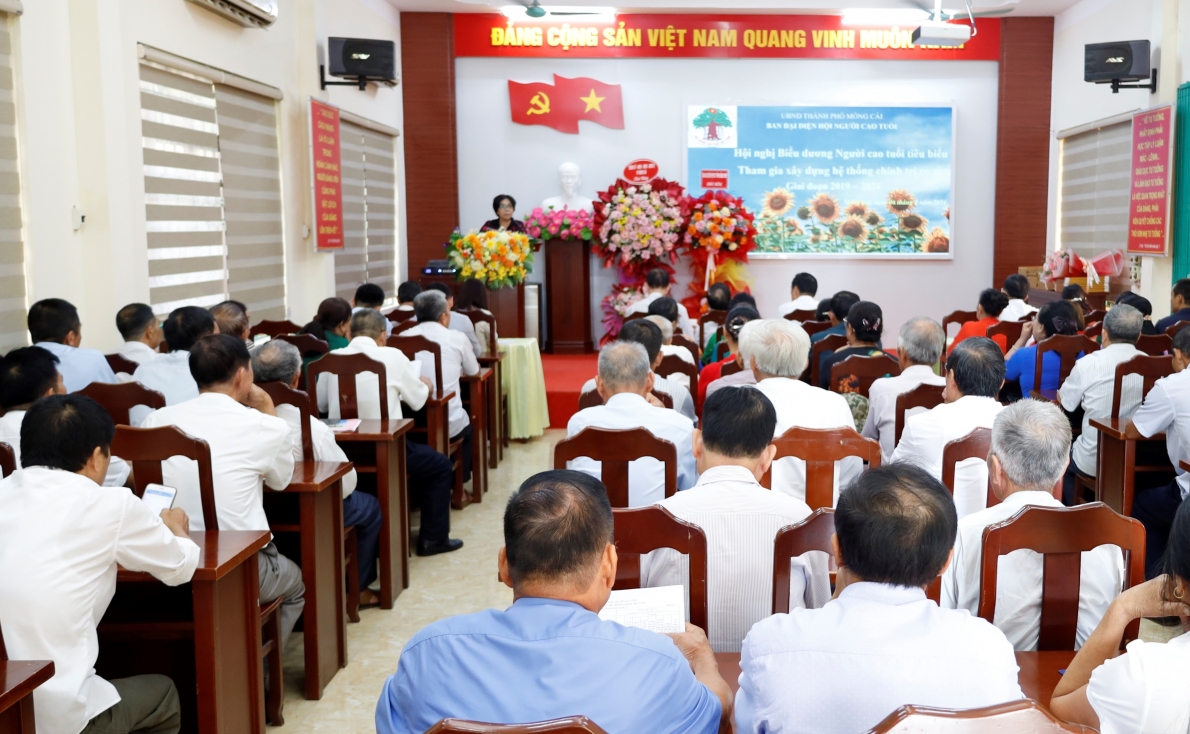 Quang cảnh Hội nghị biểu dương NCT tiêu biểu xây dựng hệ thống chính trị cơ sở giai đoạn 2019-2024 TP Móng Cái, tỉnh Quảng Ninh