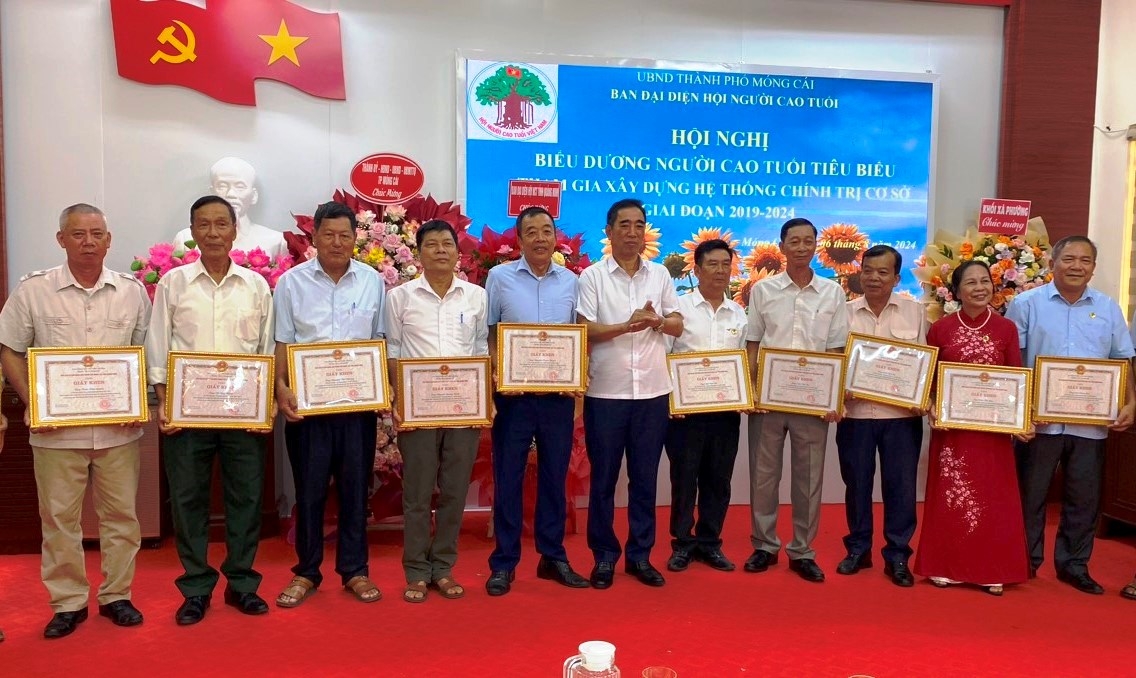Trao Giấy khen của Chủ tịch UBND TP tôn vinh các cá nhân tiêu biểu tham gia xây dựng hệ thống chính trị cơ sở giai đoạn 2019-2024