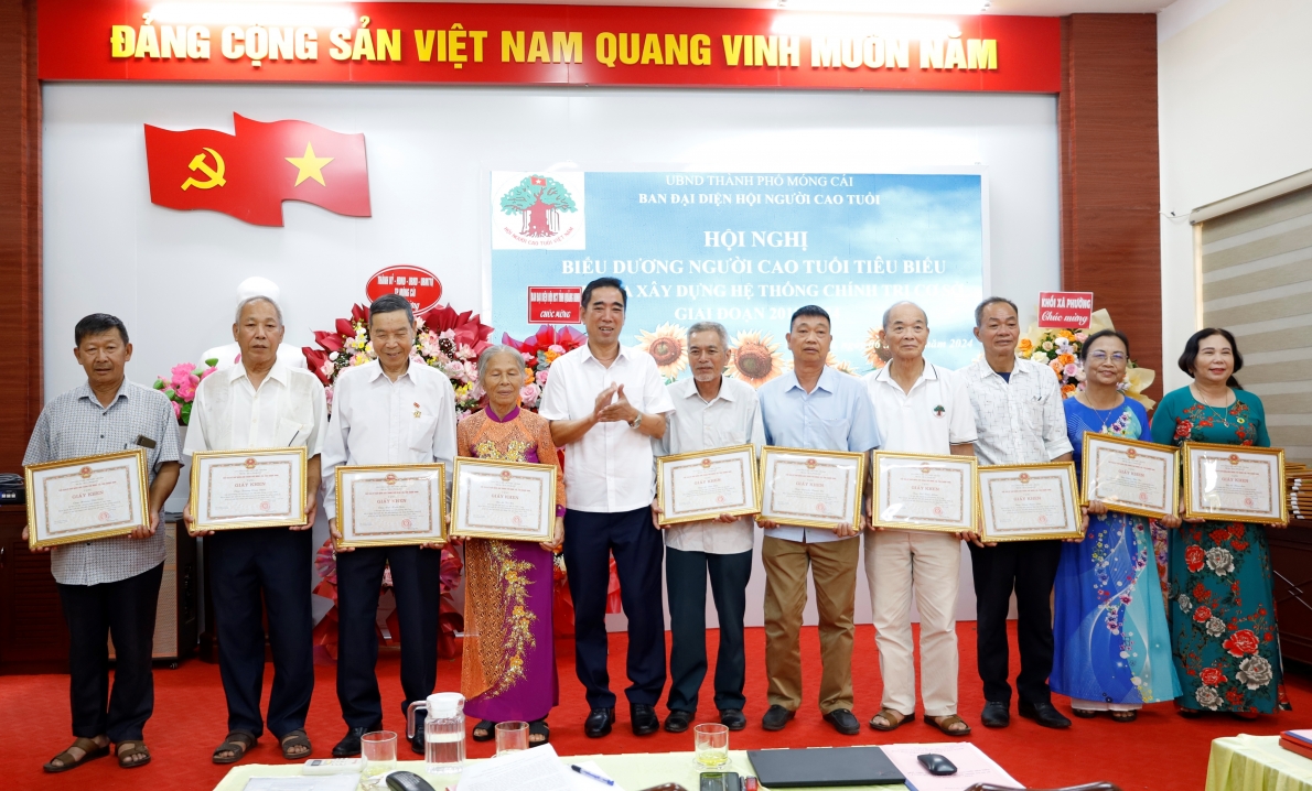 Trao Giấy khen tôn vinh các cá nhân tiêu biểu tham gia xây dựng hệ thoogns chính trị cơ sở giai đoạn 2019-2024