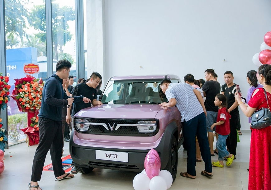 Mẫu “xe quốc dân” VF 3 xuất hiện ở lễ khai trương VinFast Hà Tĩnh đã thu hút đông đảo khách hàng quan tâm. Trong năm 2024, dự kiến ít nhất 20.000 chiếc miniSUV này sẽ tới thay khách hàng trên cả nước qua hệ thống phân phối của VinFast