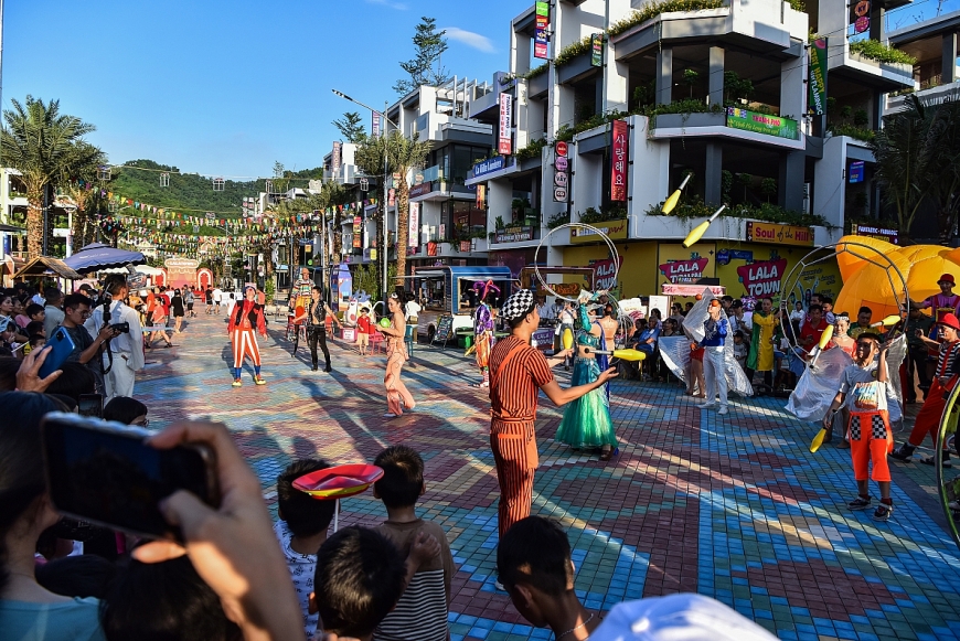  Hàng vạn du khách “đổ về” Lala Town mỗi dịp cuối tuần