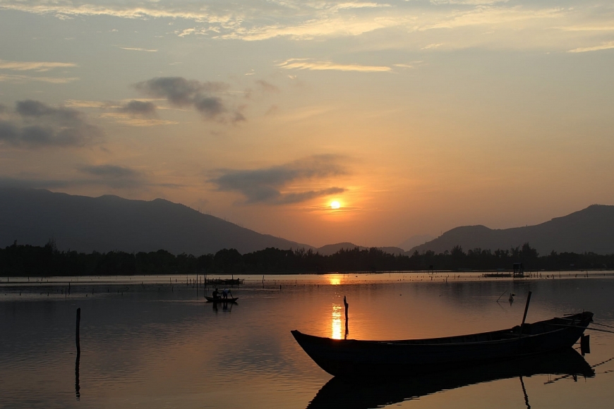 Đầm Lập An sở hữu cho mình vẻ đẹp thiên nhiên hoang sơ và thơ mộng.