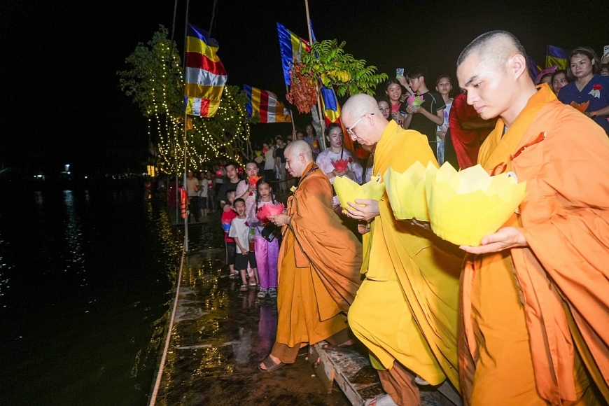 Nghi lễ thả đèn hoa đăng