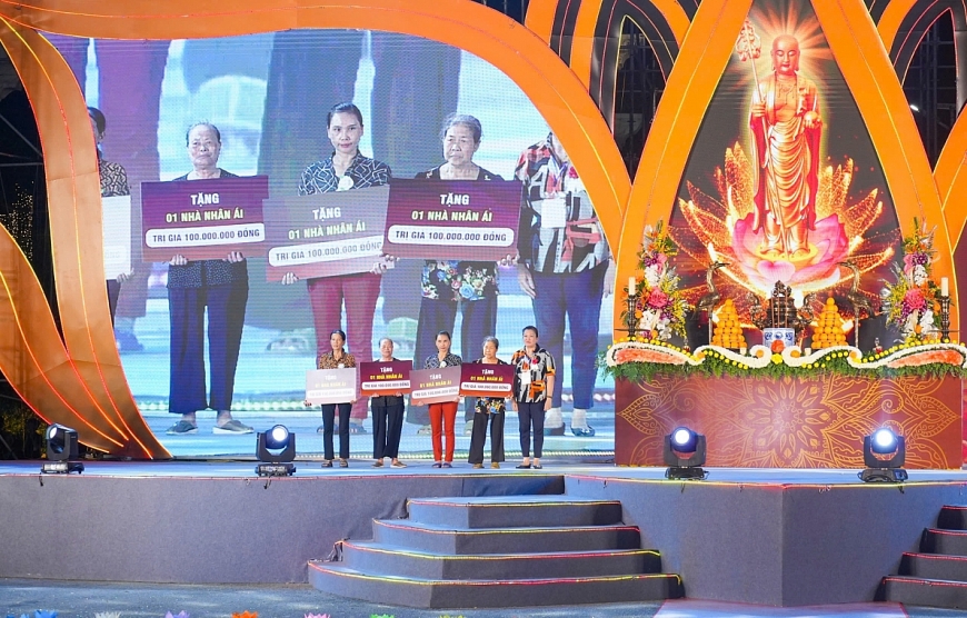 : Ban tổ chức chương trình trao 9 ngôi nhà Nhân Ái, nhà Khăn quàng đỏ (ước tính tổng trị giá 1 tỷ đồng) cho các hoàn cảnh khó khăn.