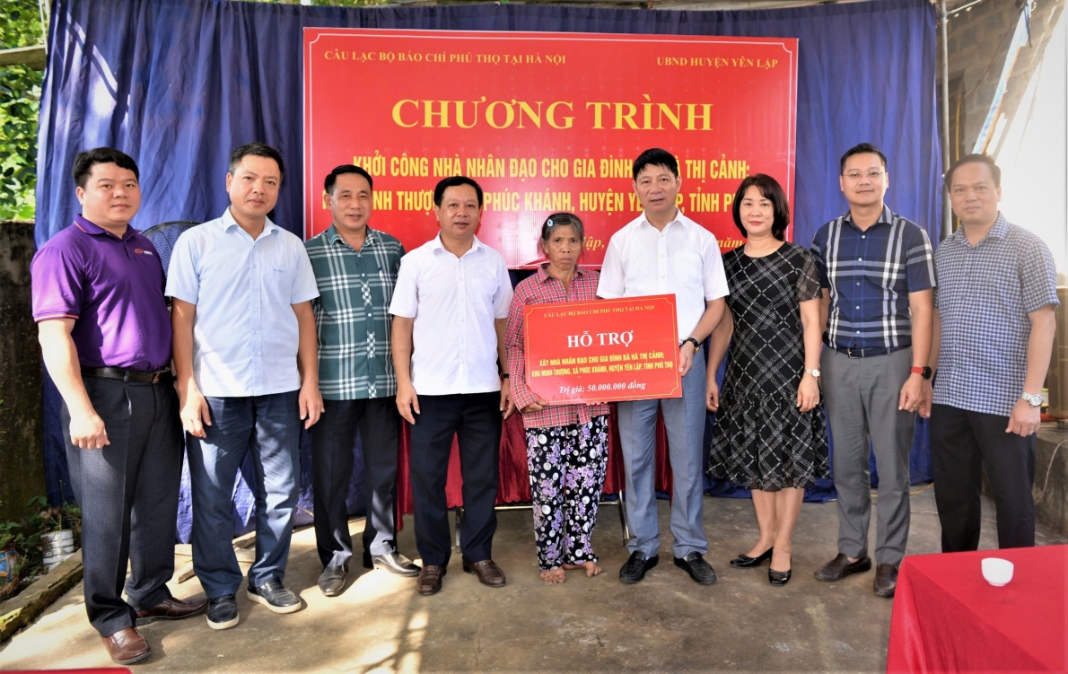 Tặng quà cho học sinh và người có hoàn cảnh khó khăn ở 2 huyện Yên Lập và Hạ Hòa