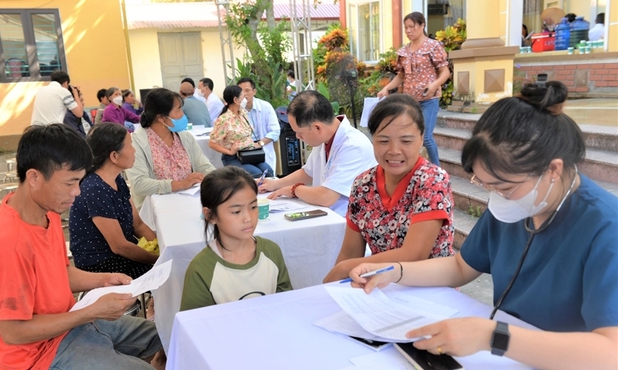 Tặng quà cho học sinh và người có hoàn cảnh khó khăn ở 2 huyện Yên Lập và Hạ Hòa