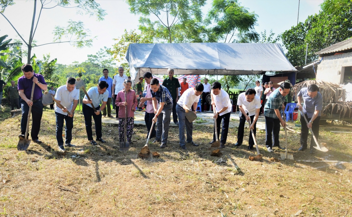 Tặng quà cho học sinh và người có hoàn cảnh khó khăn ở 2 huyện Yên Lập và Hạ Hòa