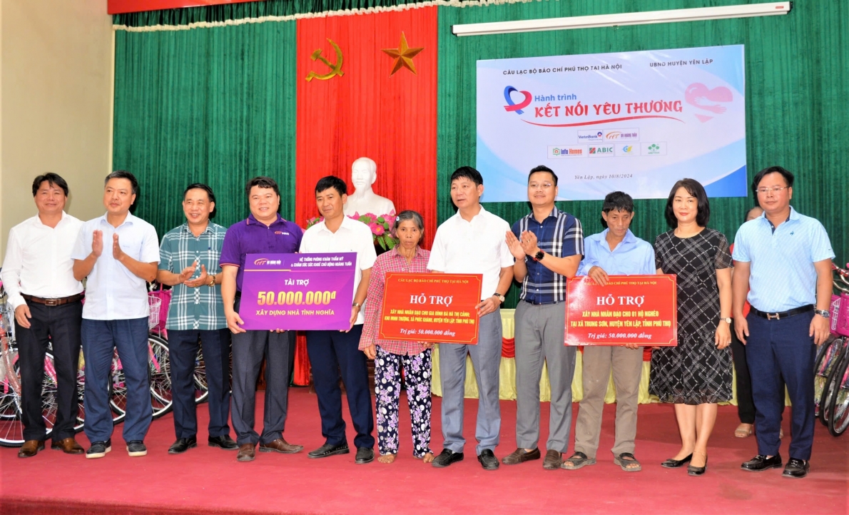 Tặng quà cho học sinh và người có hoàn cảnh khó khăn ở 2 huyện Yên Lập và Hạ Hòa