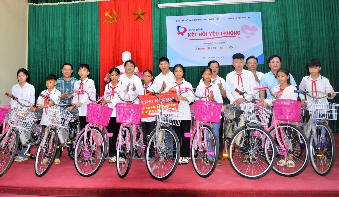 Tặng quà cho học sinh và người có hoàn cảnh khó khăn ở 2 huyện Yên Lập và Hạ Hòa