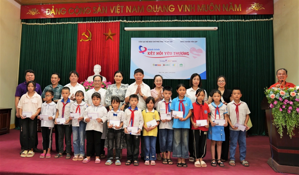 Tặng quà cho học sinh và người có hoàn cảnh khó khăn ở 2 huyện Yên Lập và Hạ Hòa