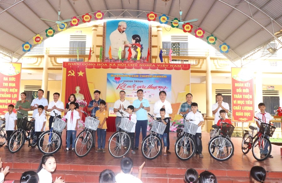 Tặng quà cho học sinh và người có hoàn cảnh khó khăn ở 2 huyện Yên Lập và Hạ Hòa