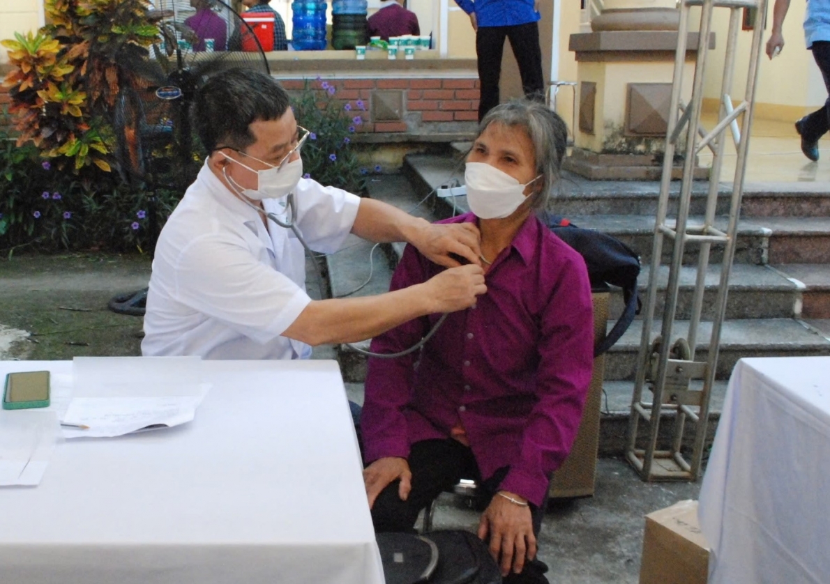 Tặng quà cho học sinh và người có hoàn cảnh khó khăn ở 2 huyện Yên Lập và Hạ Hòa