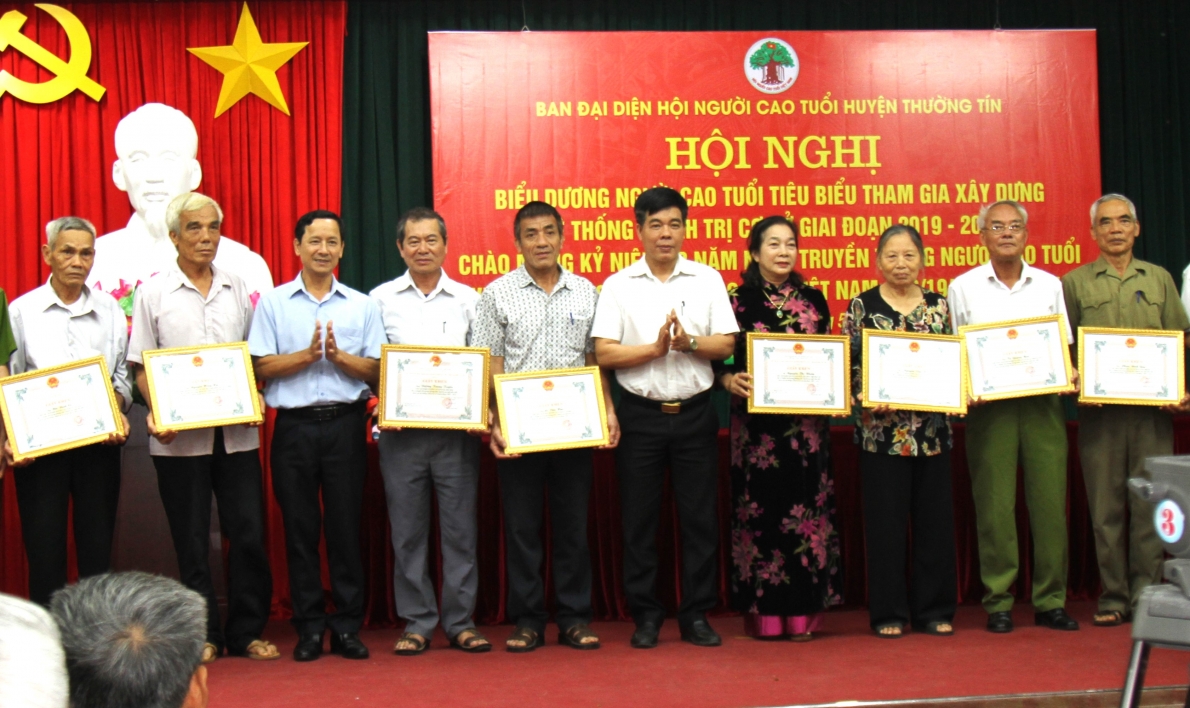 Bà Nguyễn Thị Nhâm (thứ 4 từ trái sang) được UBND huyện Thường Tín khen thưởng vì thành tích xuất sắc tham gia xây dựng hệ thống chính trị cơ sở giai đoaạn 2019-2024