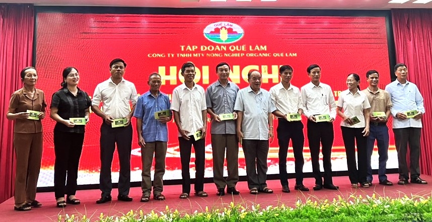 Ông Nguyễn Hồng Lam trao thưởng cho các mô hình tiêu biểu