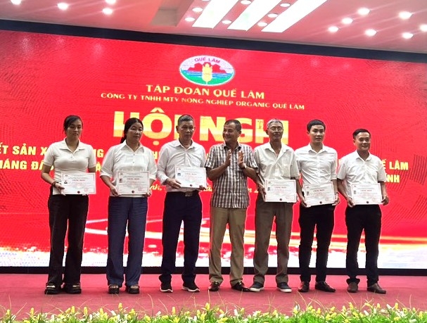 Trao quà cho các học viên học tập tốt mô hình tại Quế Lâm