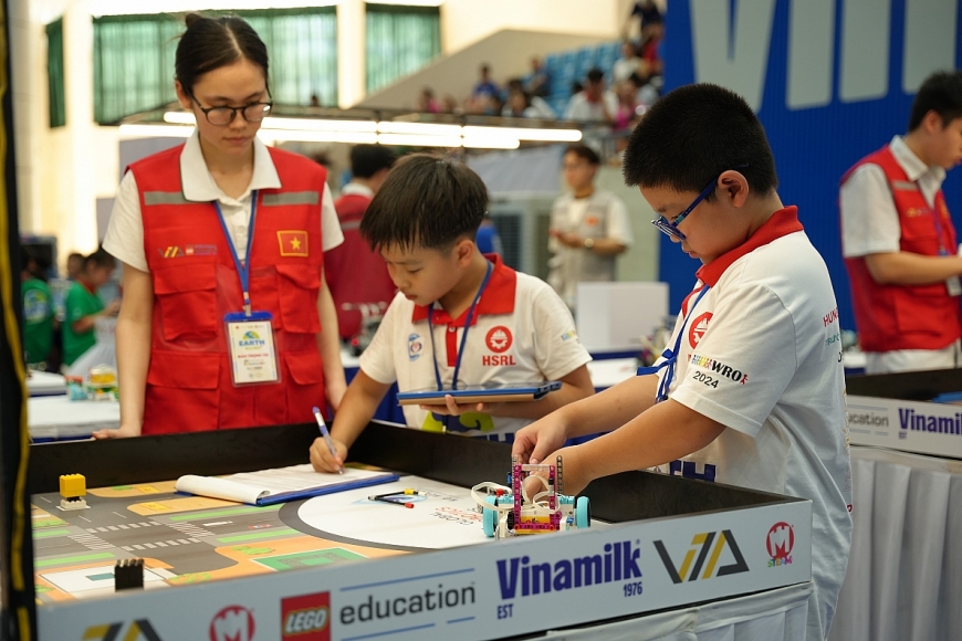 Thí sinh điều khiển robot để thực hiện các nhiệm vụ tại trang trại xanh, thu gom rác thải, tái chế vỏ hộp hay trồng rừng để bảo vệ trái đất theo các cấp độ. Ảnh: Vi Nam