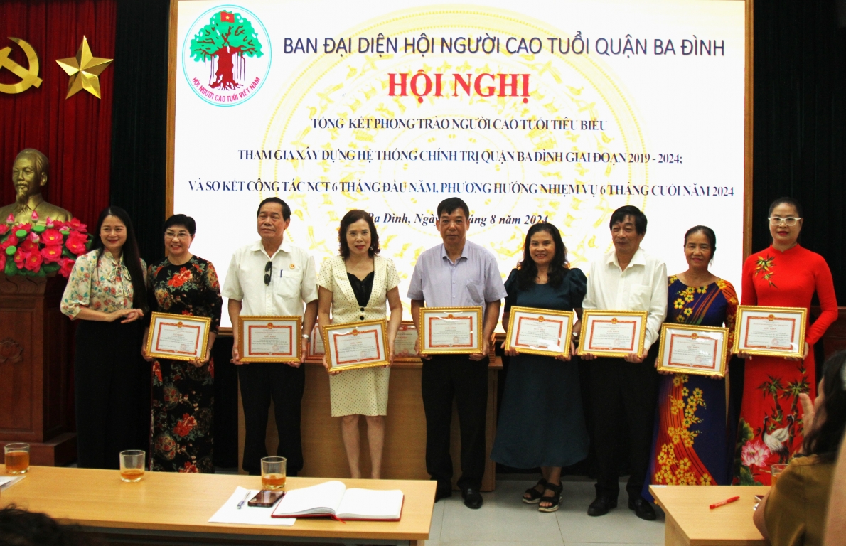 Trao Giấy khen của UBND quận Ba Đình cho các cá nhân tiêu biểu