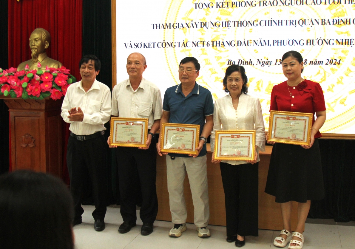 Trao Giấy khen của Ủy ban MTTQ quận Ba Đình cho các cá nhân tiêu biểu