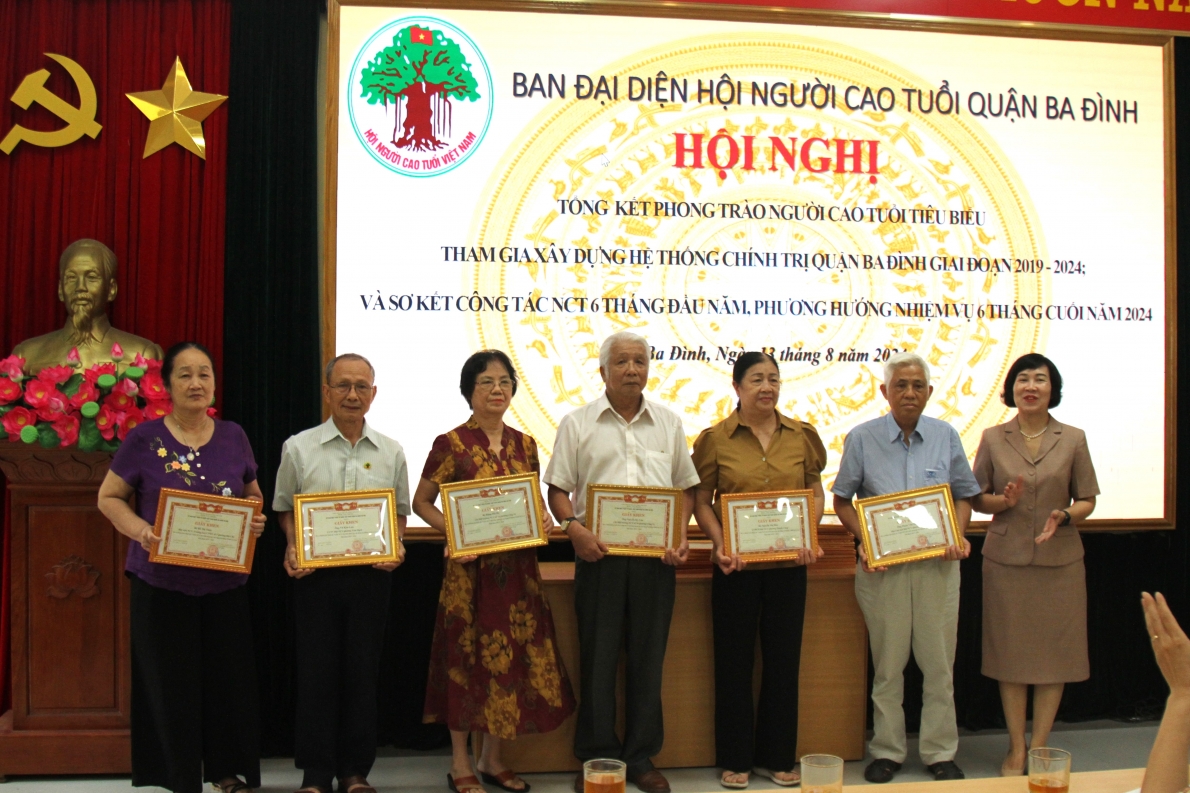 Trao Giấy khen của Ủy ban MTTQ quận Ba Đình cho các cá nhân tiêu biểu