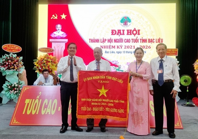 Lãnh đạo UBND tỉnh Bạc Liêu trao tặng Bức trướng chướng chúc mừng Đại hội.