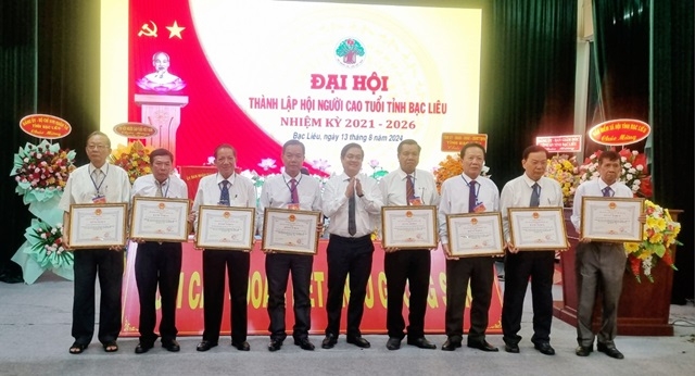 Lãnh đạo UBND tỉnh Bạc Liêu khen thưởng các tập và cá nhân là cán bộ Hội có thành tích xuất sắc trong công tác Hội.