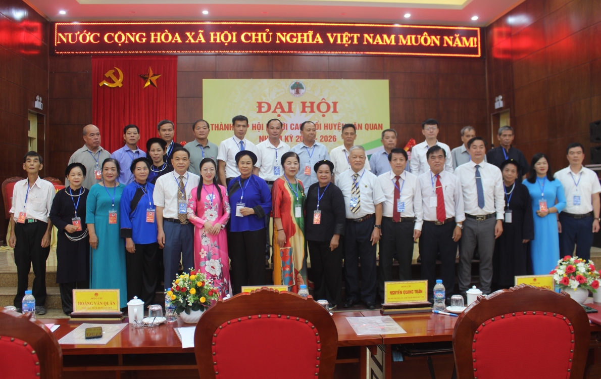 Lãnh đạo Hội NCT tỉnh và lãnh đạo huyện chúc mừng Ban Chấp hành Hội NCT huyện Văn Quan nhiệm kì 2024-2026