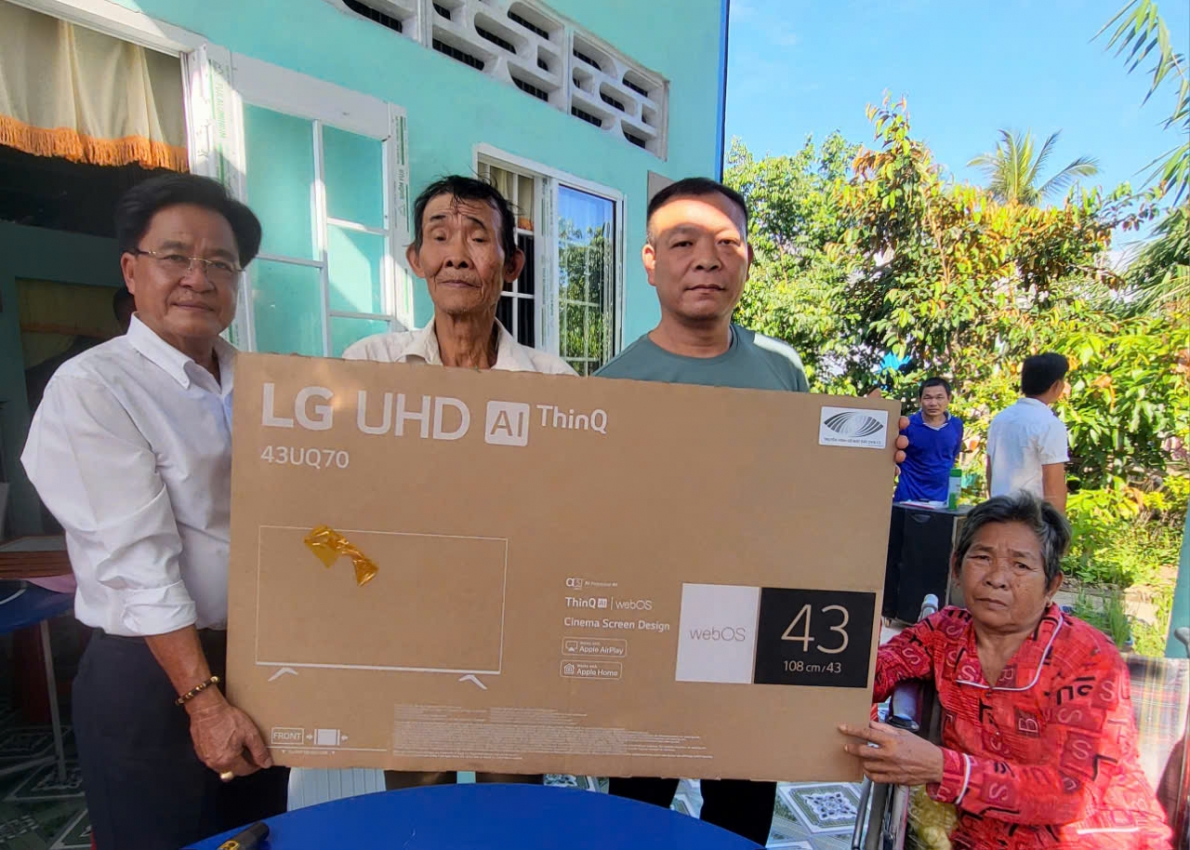 Trao tặng nhà ở cho gia đình NCT nghèo ở ấp Tư, xã Khánh Bình