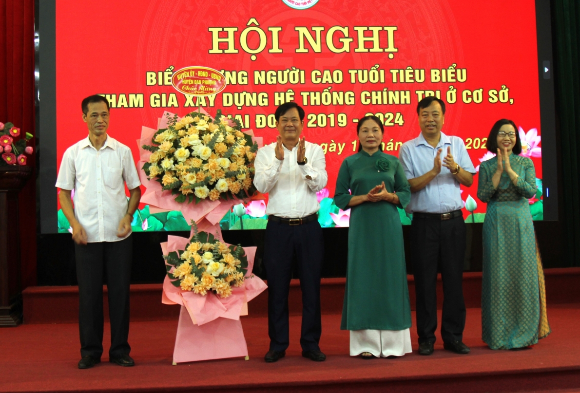 Các đồng chí lãnh đạo huyện tặng hoa chúc mừng Hội nghị